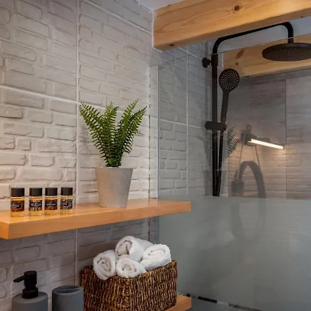 Lotza Traditional House * Salakos