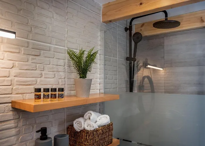 Lotza Traditional House * Salakos